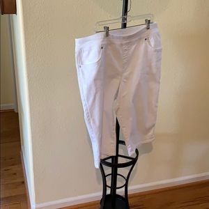Cotton white capri’s